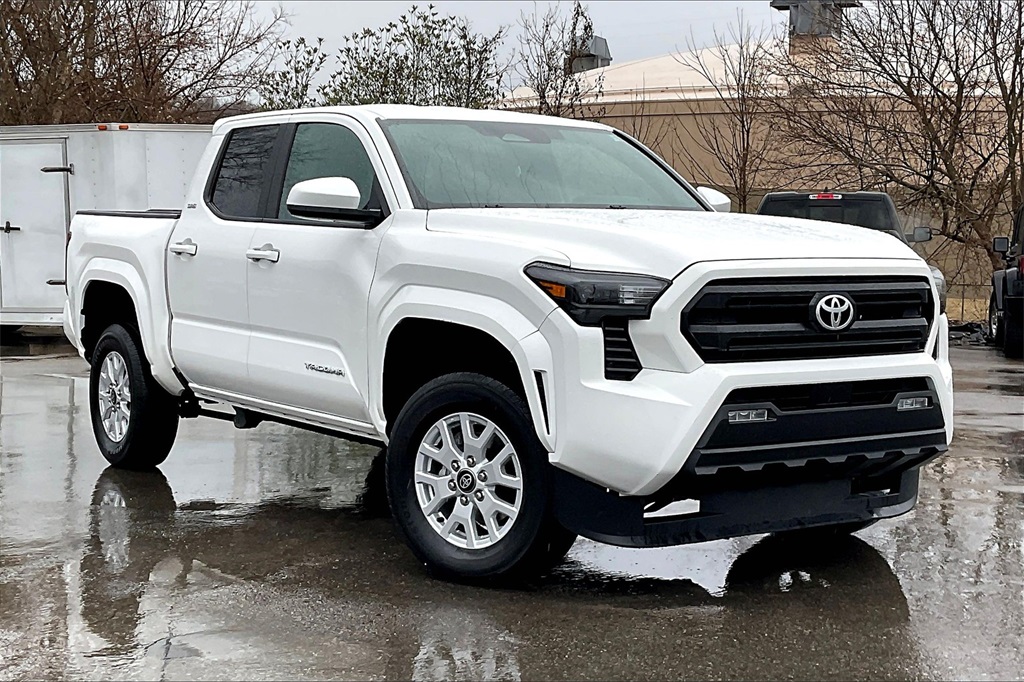 Vehicle image 3 of 32