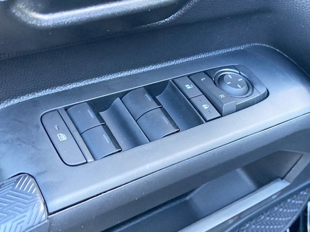 Vehicle image 21 of 34