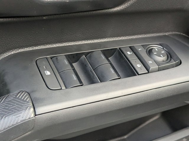Vehicle image 21 of 33