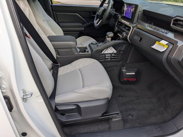 Vehicle image 27 of 33