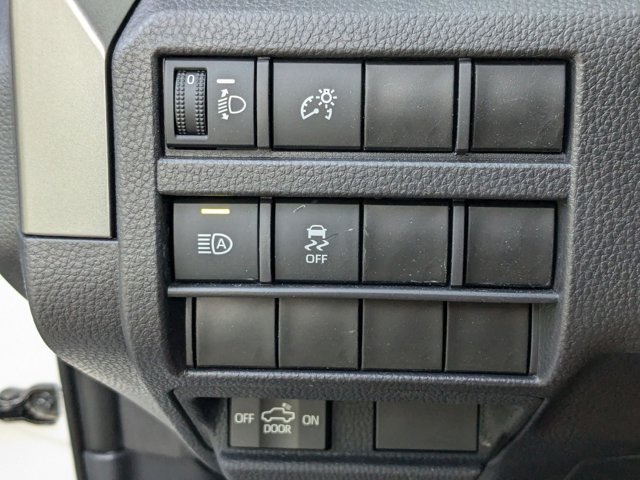 Vehicle image 18 of 33