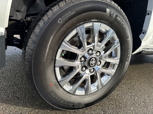 Vehicle image 7 of 24