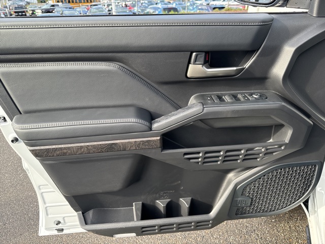Vehicle image 10 of 24
