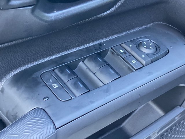 Vehicle image 21 of 33