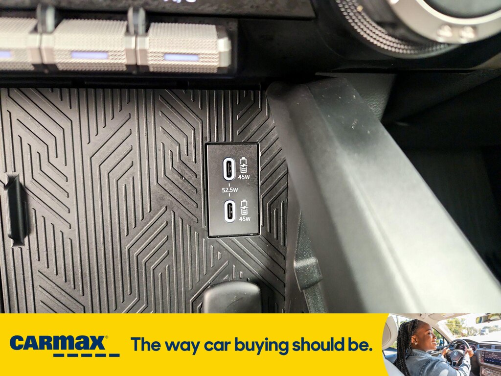 Vehicle image 23 of 27