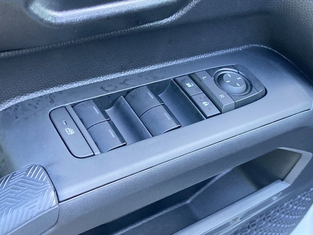 Vehicle image 21 of 33