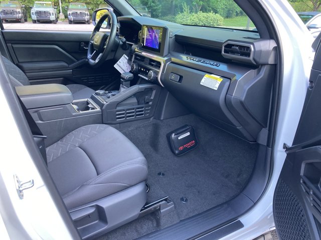 Vehicle image 28 of 33
