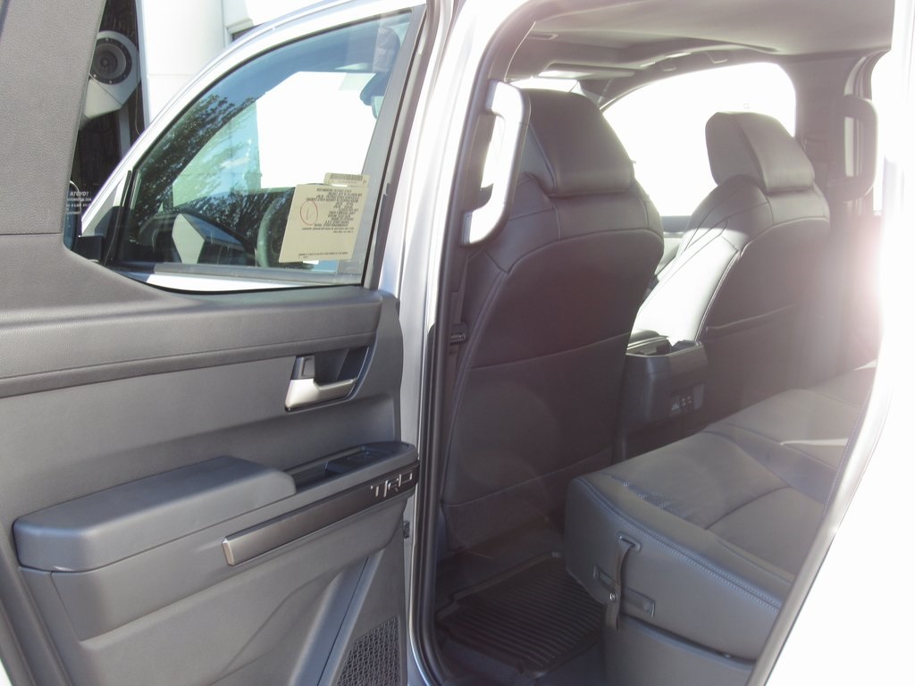 Vehicle image 17 of 40