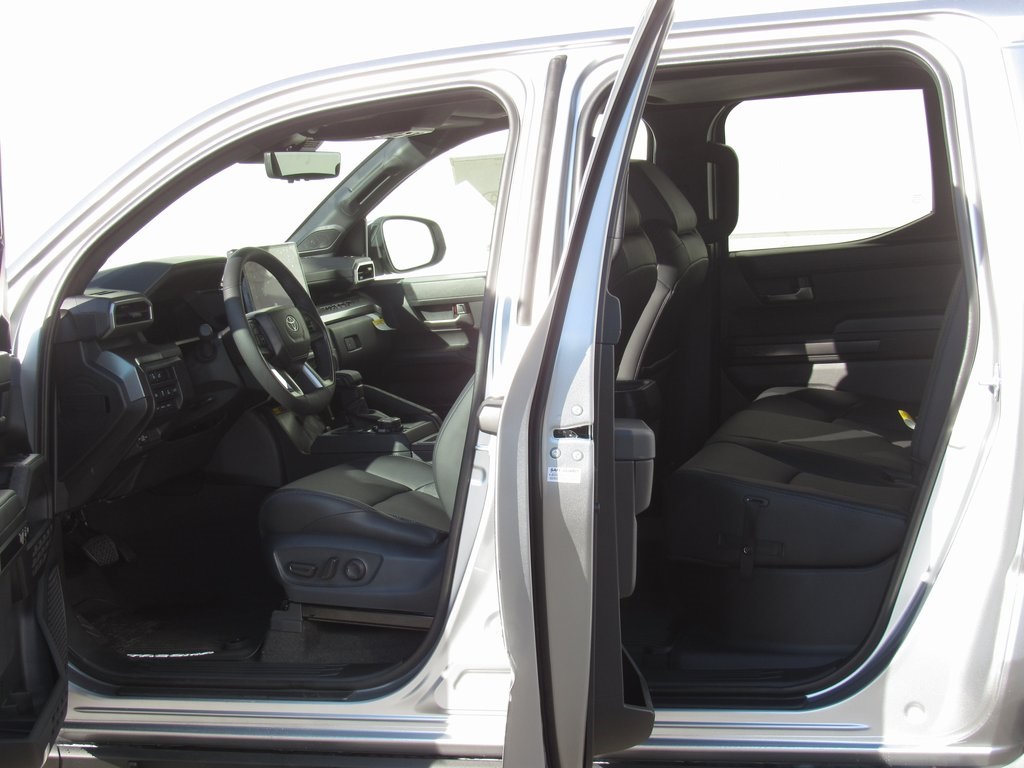 Vehicle image 16 of 40
