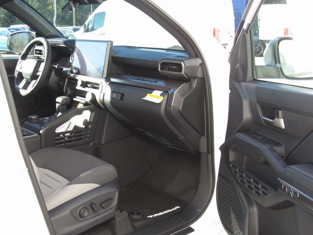 Vehicle image 21 of 40