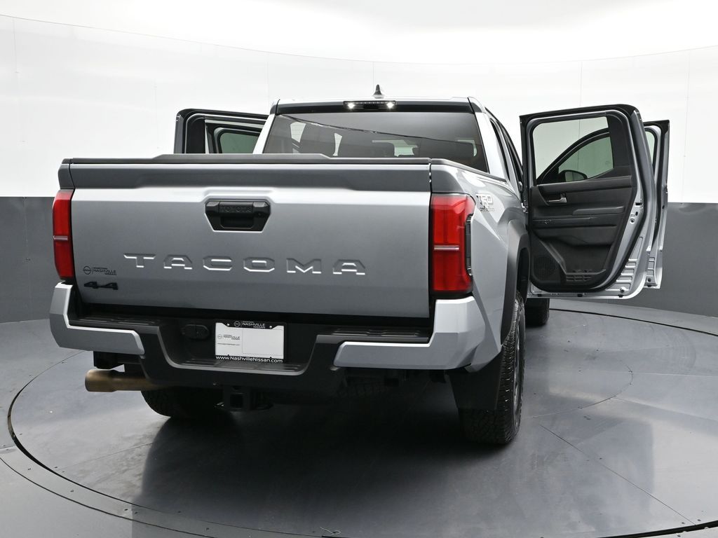 Vehicle image 13 of 32