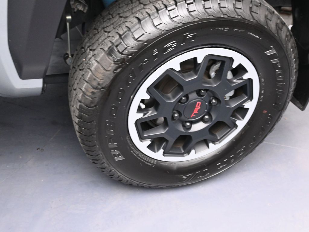 Vehicle image 28 of 32