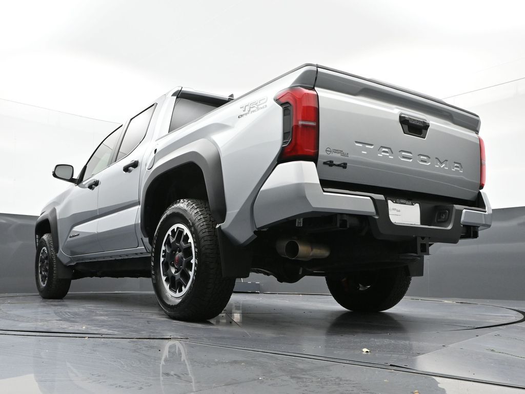 Vehicle image 16 of 32