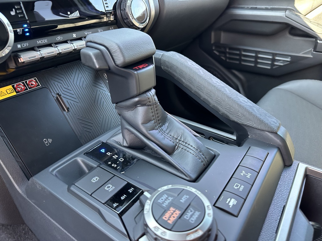 Vehicle image 25 of 28