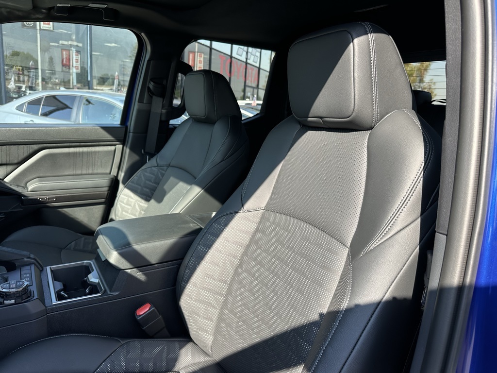 Vehicle image 17 of 28