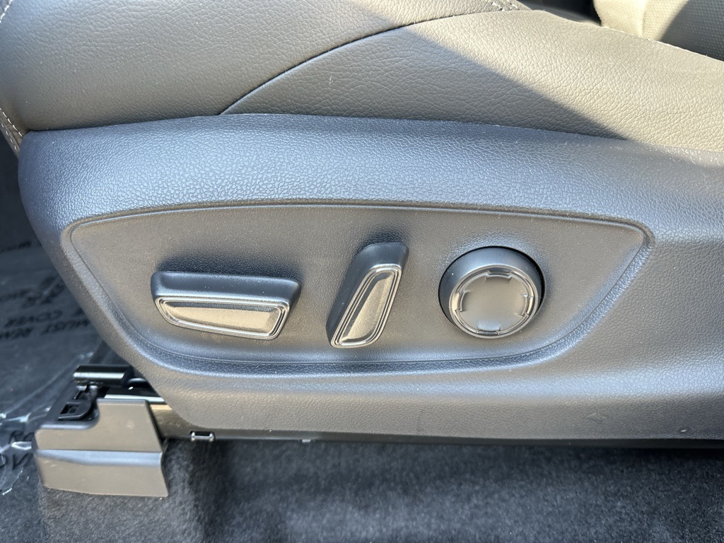 Vehicle image 16 of 28