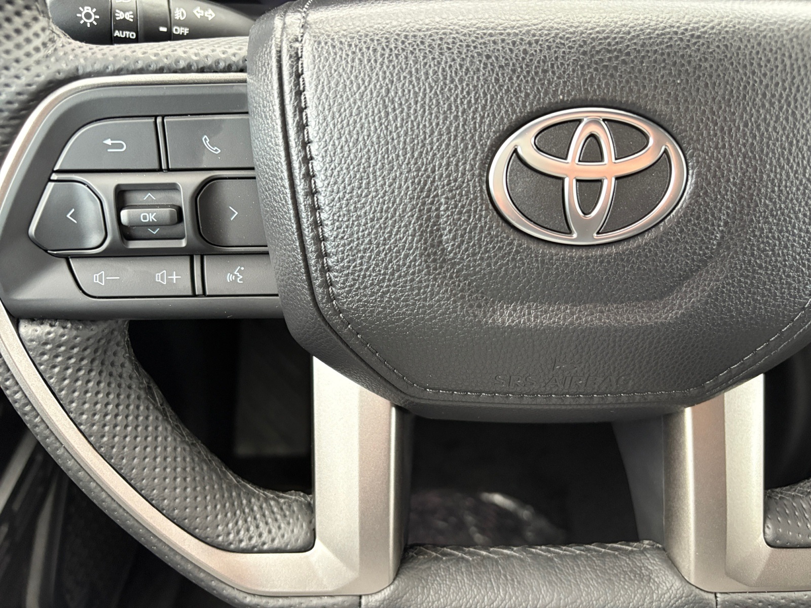 Vehicle image 21 of 25