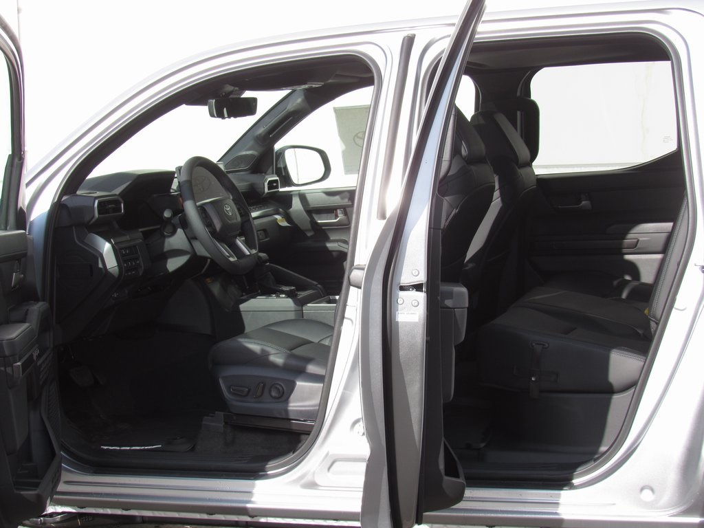 Vehicle image 17 of 40