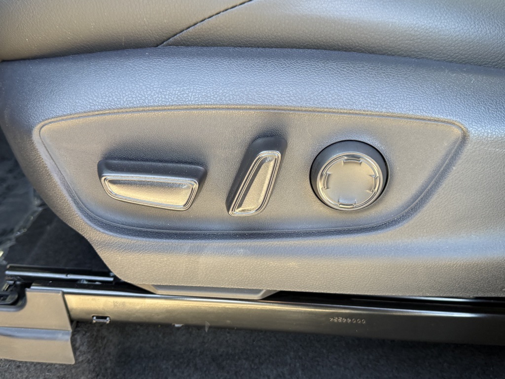 Vehicle image 16 of 25