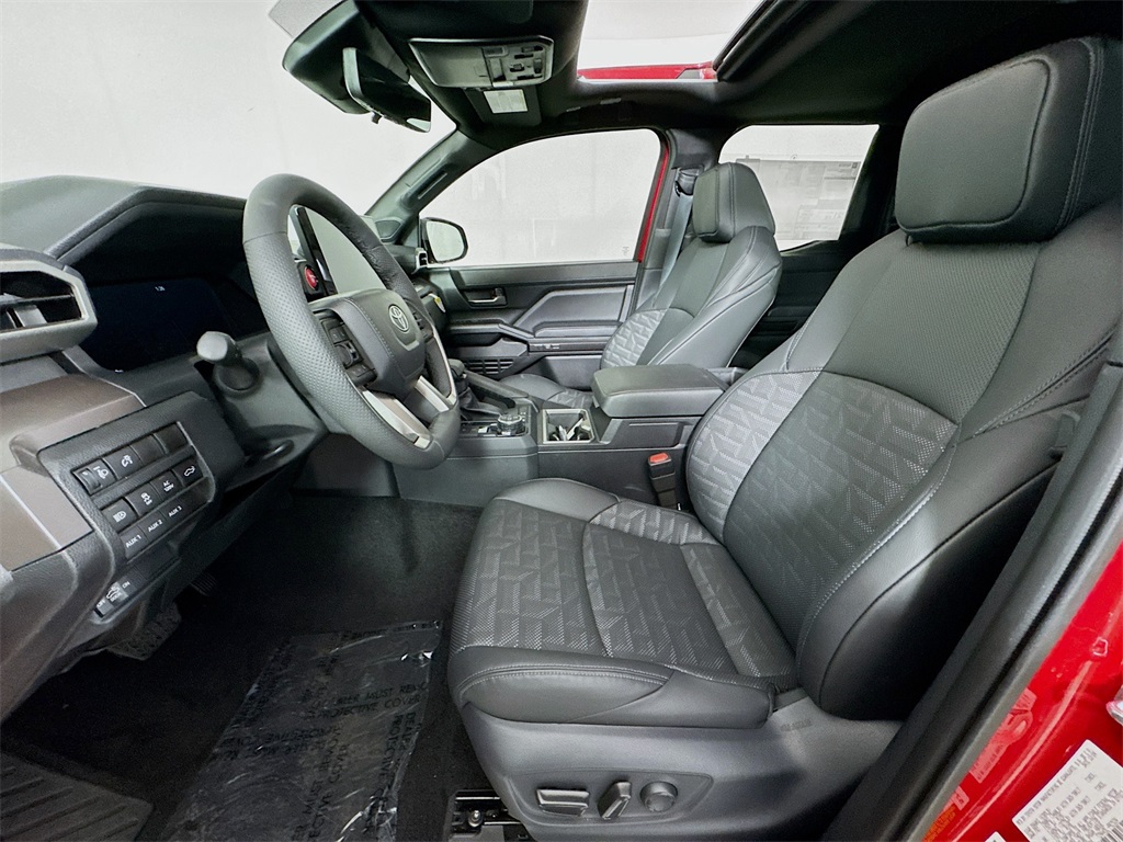 Vehicle image 21 of 32
