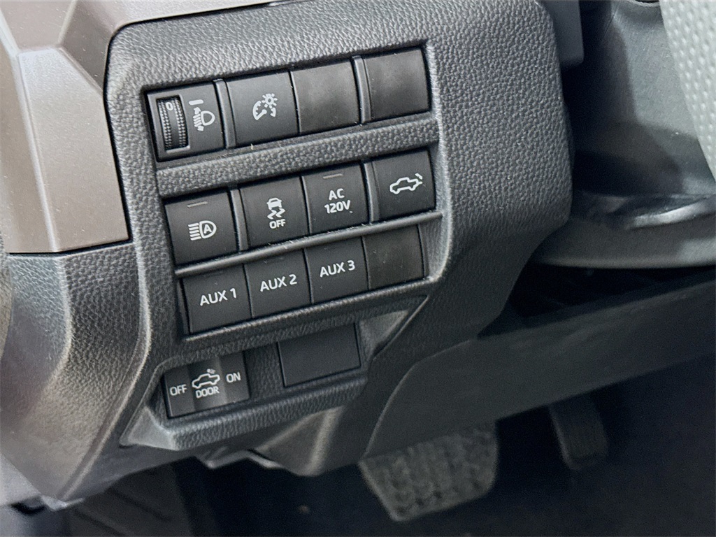 Vehicle image 10 of 32