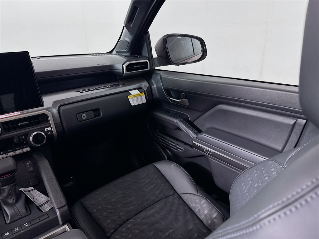 Vehicle image 24 of 32