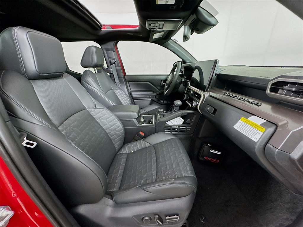 Vehicle image 28 of 32