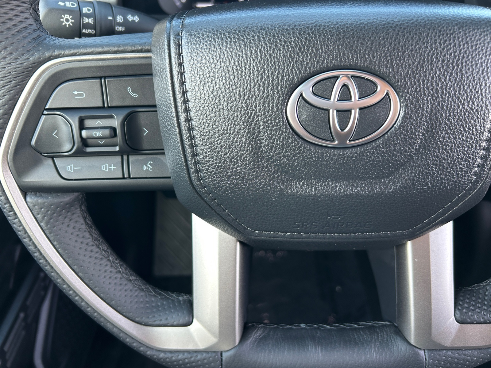 Vehicle image 21 of 25