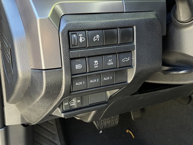 Vehicle image 8 of 25
