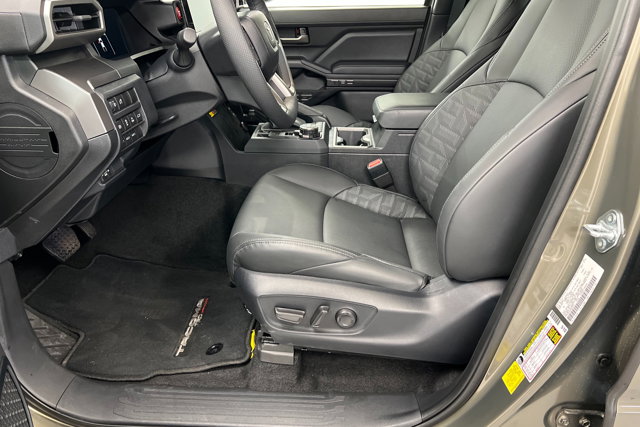 Vehicle image 17 of 24