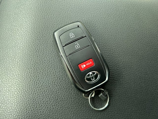 Vehicle image 33 of 37