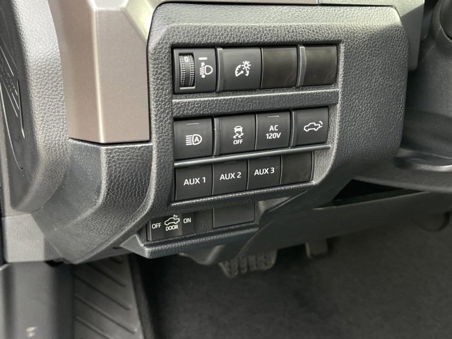 Vehicle image 17 of 31