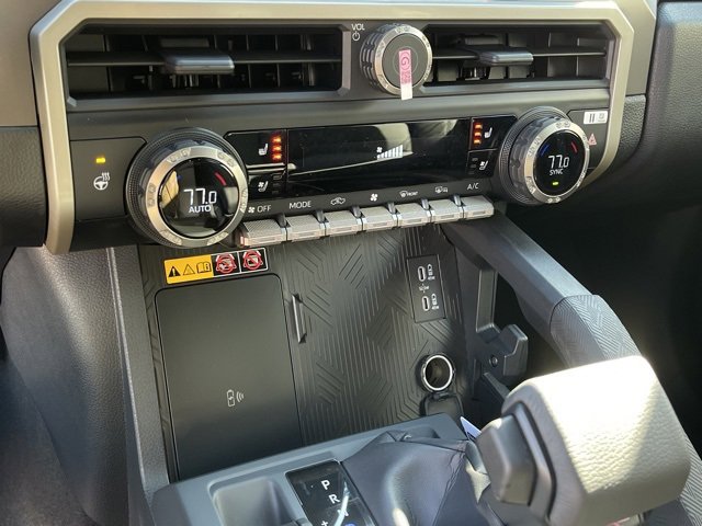 Vehicle image 26 of 32