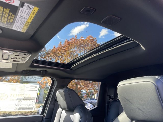 Vehicle image 18 of 32