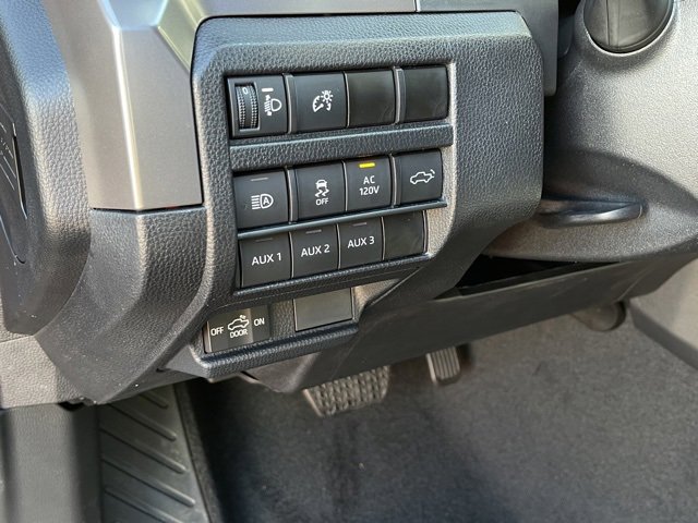 Vehicle image 17 of 32