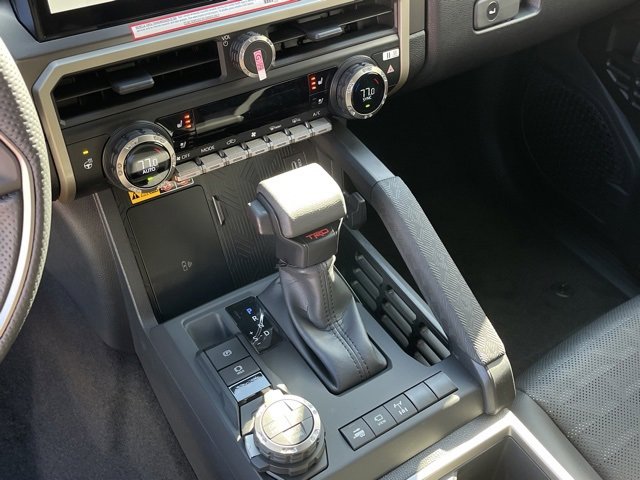 Vehicle image 24 of 32