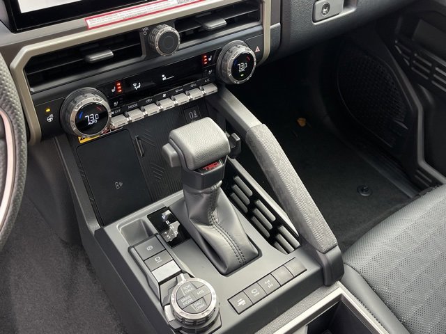 Vehicle image 25 of 32
