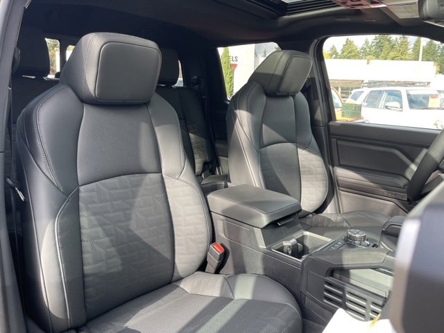 Vehicle image 14 of 32