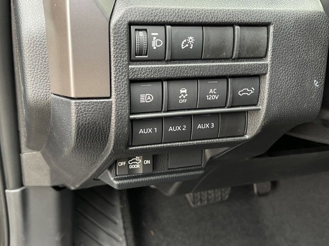 Vehicle image 17 of 32