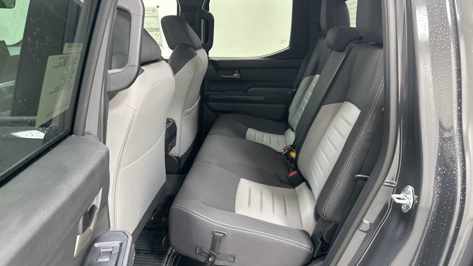 Vehicle image 25 of 32