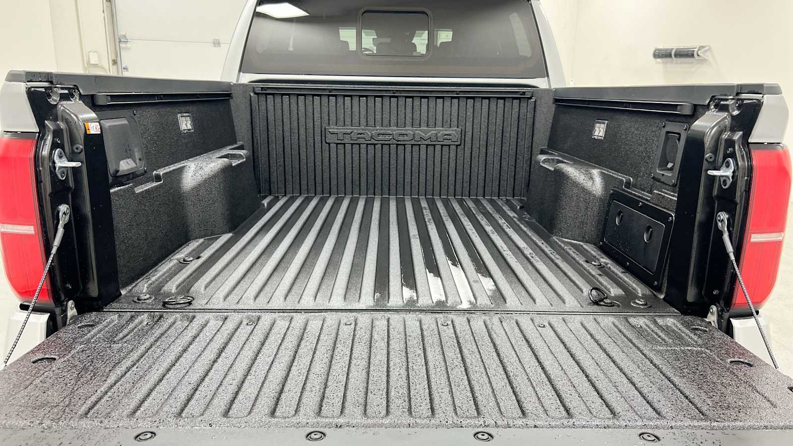 Vehicle image 29 of 32