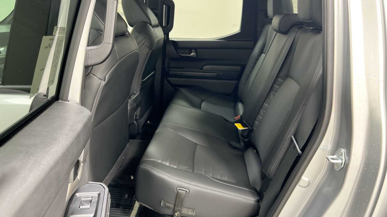 Vehicle image 25 of 32
