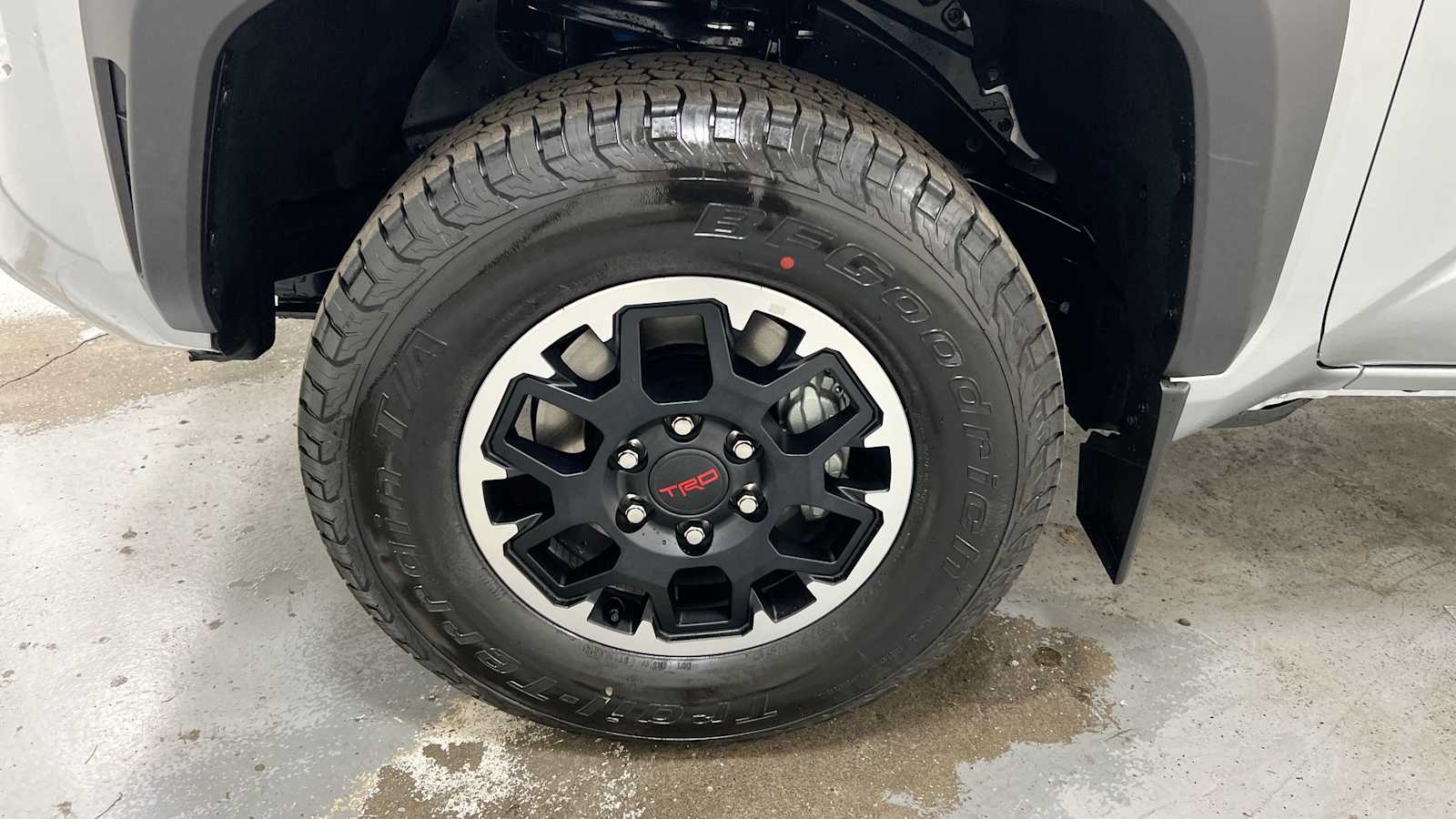 Vehicle image 10 of 32