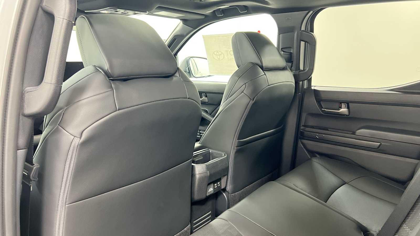 Vehicle image 26 of 32