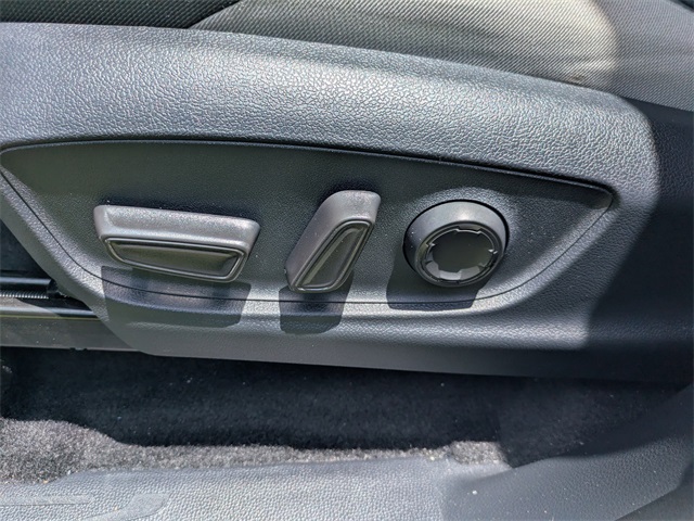 Vehicle image 33 of 34