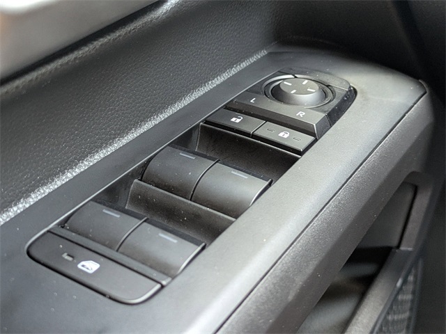 Vehicle image 28 of 34