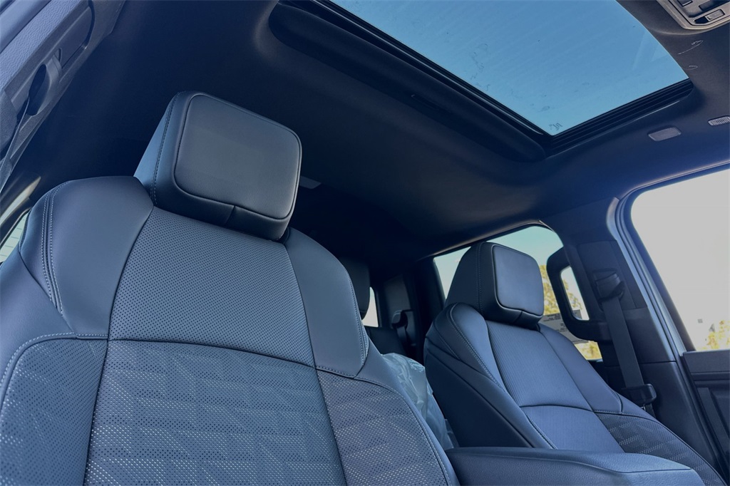 Vehicle image 13 of 23