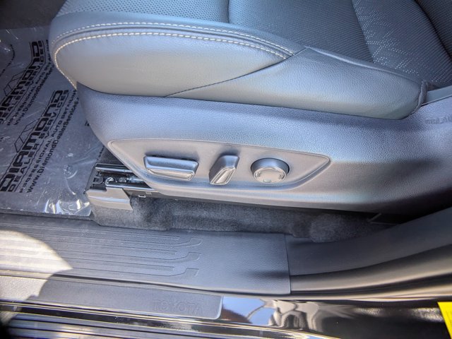 Vehicle image 33 of 34