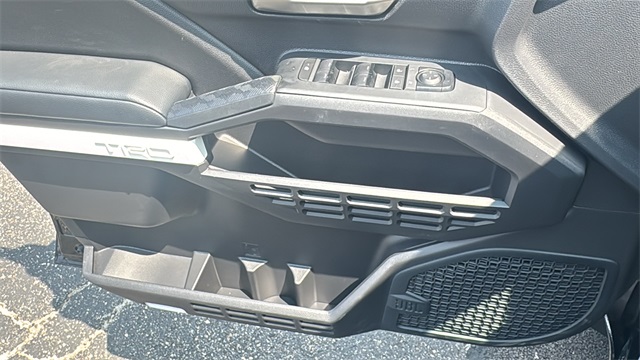 Vehicle image 29 of 43