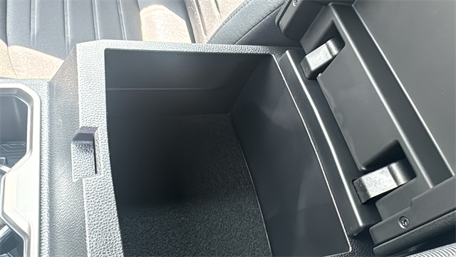 Vehicle image 33 of 43